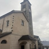 Cireggio, luci spente sul campanile da cinque mesi: Galizzi attacca l’amministrazione