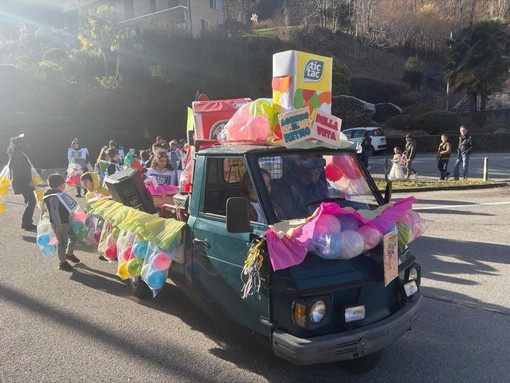Carnevale in festa a Casale, grande partecipazione tra colori e allegria Carnevale in festa a Casale, grande partecipazione tra colori e allegria