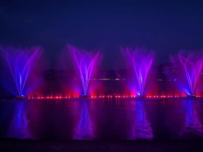 Fontane luminose a Pallanza, 47.400 euro per ammirarle fino a settembre Fontane luminose a Pallanza, 47.400 euro per ammirarle fino a settembre