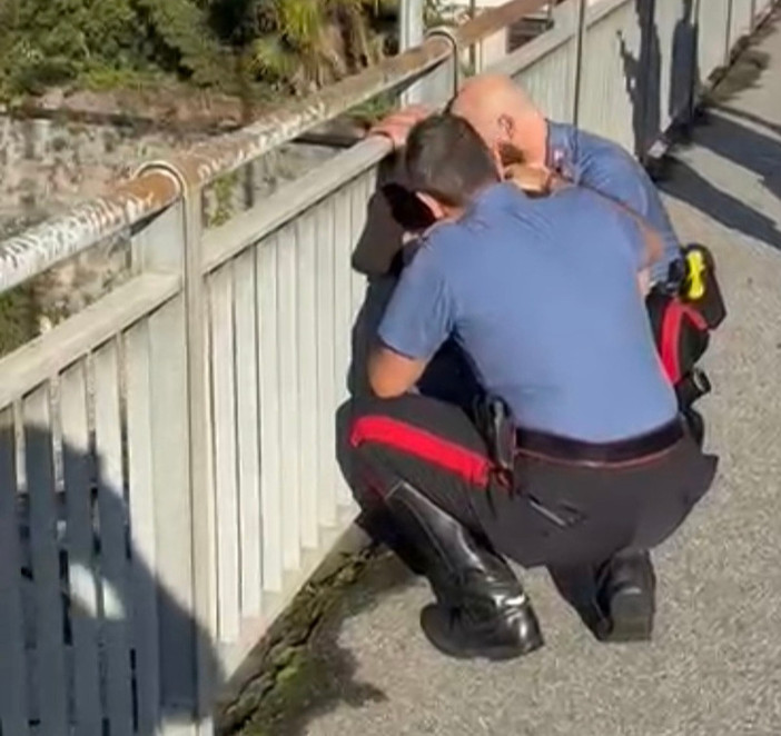 Cusio, 39enne tenta di gettarsi da un ponte: salvato dai carabinieri Cusio, 39enne tenta di gettarsi da un ponte: salvato dai carabinieri