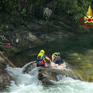 Scivola nel fiume San Bernardino e viene trascinato dalla corrente: salvato un 32enne