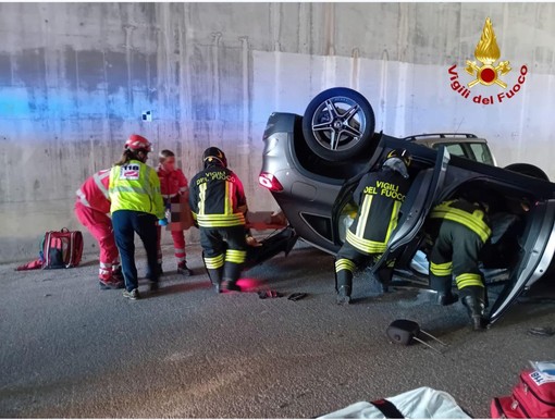 Incidente a Baveno: auto elettrica si ribalta, donna estratta dai Vigili del Fuoco
