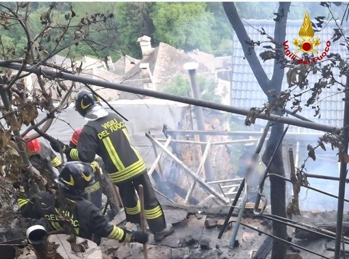 Incendio a Falmenta, in fiamme un ricovero per attrezzi Incendio a Falmenta, in fiamme un ricovero per attrezzi
