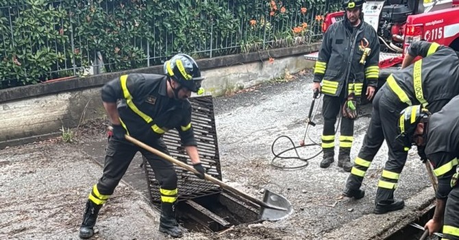 Maltempo ad Agrano, fango e detriti invadono le strade: disagi in via Dante Alighieri Maltempo ad Agrano, fango e detriti invadono le strade: disagi in via Dante Alighieri