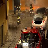 Omegna, cassonetti dati alle fiamme: rogo doloso in via Carrobbio