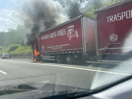 Tir in fiamme sull’autostrada a Baveno, traffico temporaneamente bloccato Tir in fiamme sull’autostrada a Baveno, traffico temporaneamente bloccato