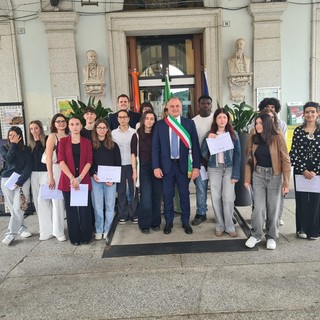 Omegna, battesimo civico per i neo-diciottenni: consegnata la Costituzione digitale