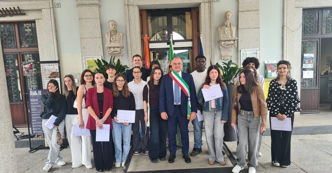 Omegna, battesimo civico per i neo-diciottenni: consegnata la Costituzione digitale