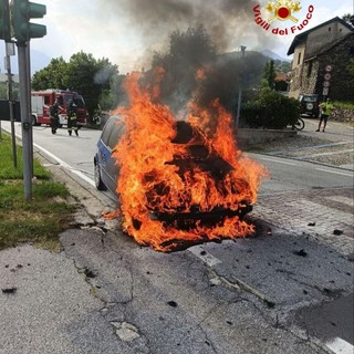 Auto prende fuoco mentre è in marcia: attimi di paura a Bieno