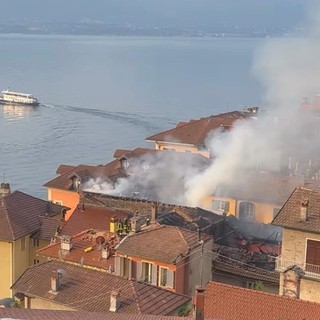 Incendio all'alba a Cannero, ferito un vigile del fuoco durante l'intervento FOTO
