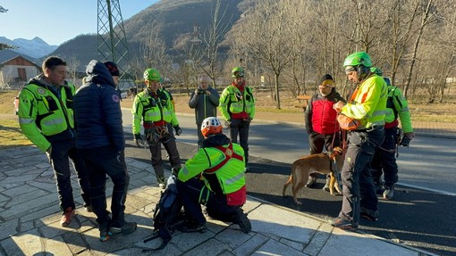 Atterrati a Villa i due scialpinisti rimasti illesi in Valle Divedro FOTO Atterrati a Villa i due scialpinisti rimasti illesi in Valle Divedro FOTO
