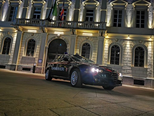 Domodossola, aggrediscono i carabinieri dopo una rissa: arrestato un uomo, denunciato il figlio minorenne