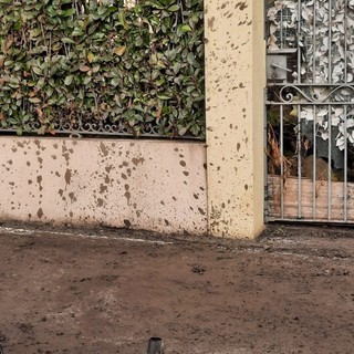 Prime foto in via Mozzalina a Cireggio. Le altre due in via Beldì alla Verta. In quest’ultimo caso sono segnalazioni di punti luce spenti o con luce affievolita.