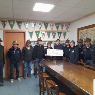 Gli Alpini di Omegna donano 1.000 euro ai Volontari del Soccorso e si preparano all’adunata nazionale di Biella