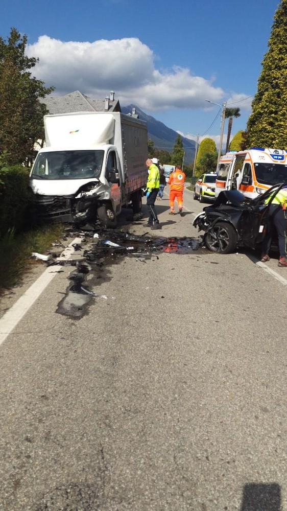 Scontro frontale tra auto e camion sulla statale del Lago d’Orta