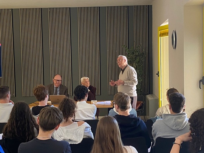 Premio letterario a Omegna: gli studenti scelgono il libro di Massimo Salvadori