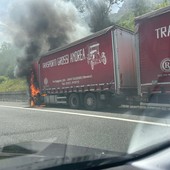 Tir in fiamme sull’autostrada a Baveno, traffico temporaneamente bloccato Tir in fiamme sull’autostrada a Baveno, traffico temporaneamente bloccato