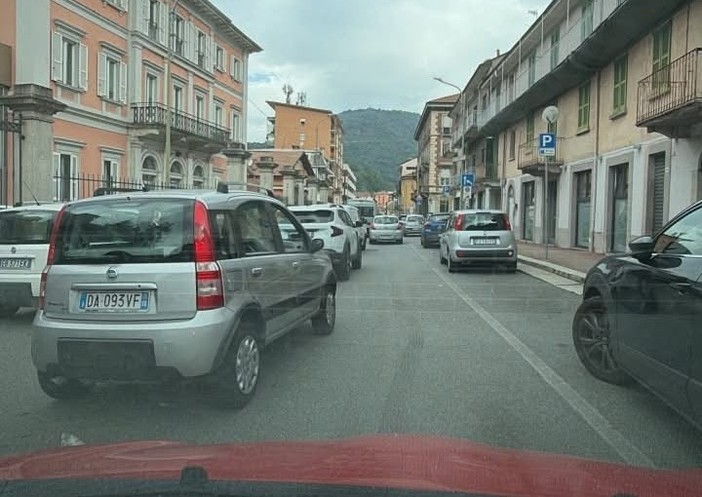 Omegna, traffico in tilt nel primo lunedì di rientro: code e disagi in città Omegna, traffico in tilt nel primo lunedì di rientro: code e disagi in città