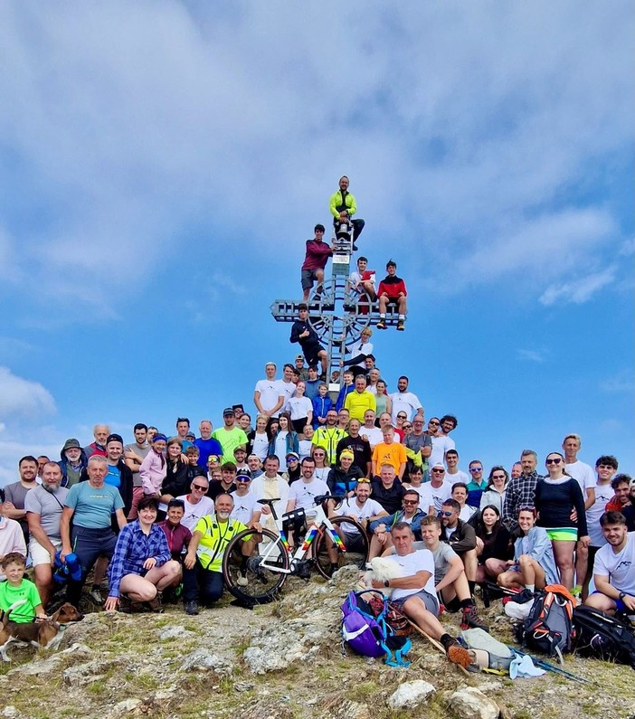La bicicletta della pace dal mare al Monte Massone FOTO La bicicletta della pace dal mare al Monte Massone FOTO