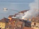 Incendio all'alba a Cannero, ferito un vigile del fuoco durante l'intervento FOTO