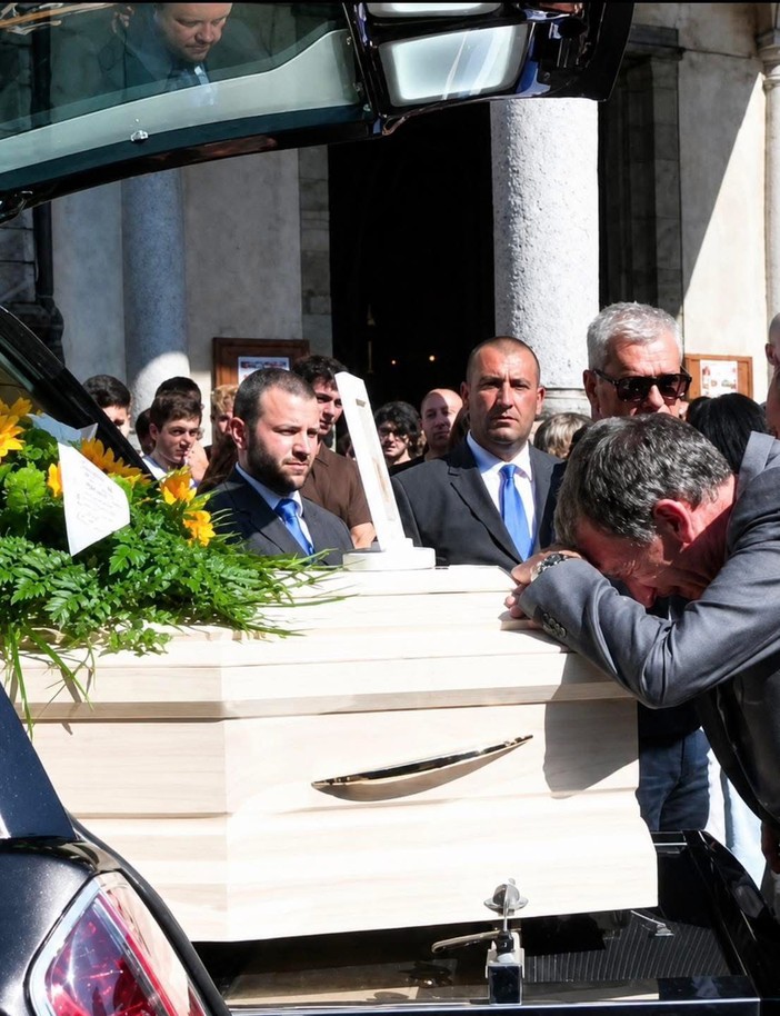 Il ringraziamento della famiglia di Federico dopo il funerale Il ringraziamento della famiglia di Federico dopo il funerale