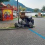 Rifiuti abbandonati ai giardini di Omegna: nuova denuncia di Fratelli d’Italia
