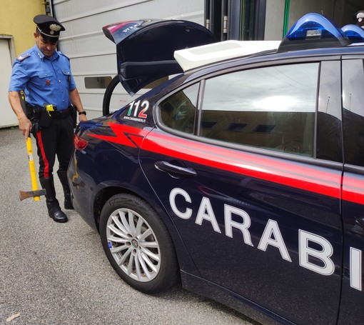 Minaccia con un'ascia per una scopa piegata: 55enne denunciato a Verbania Minaccia con un'ascia per una scopa piegata: 55enne denunciato a Verbania