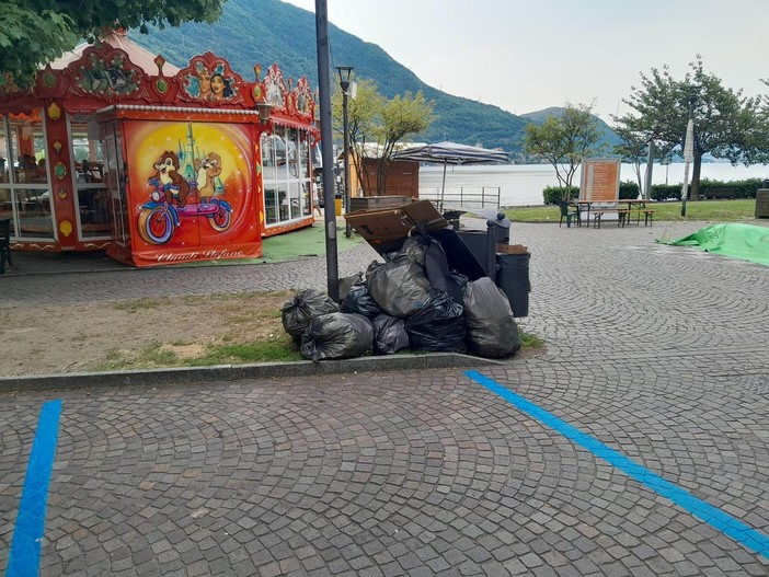 Rifiuti abbandonati ai giardini di Omegna: nuova denuncia di Fratelli d’Italia