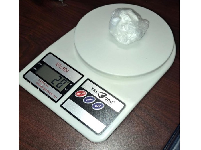 Droga nascosta nel motore: 17 panetti di hashish e cocaina, arrestato un 30enne Droga nascosta nel motore: 17 panetti di hashish e cocaina, arrestato un 30enne