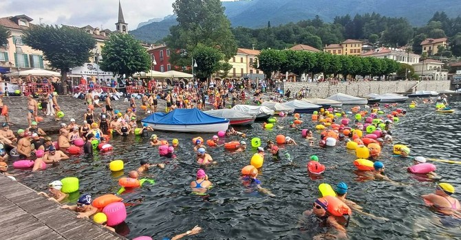 La Traversata del Lago di Mergozzo richiama centinaia di nuotatori La Traversata del Lago di Mergozzo richiama centinaia di nuotatori
