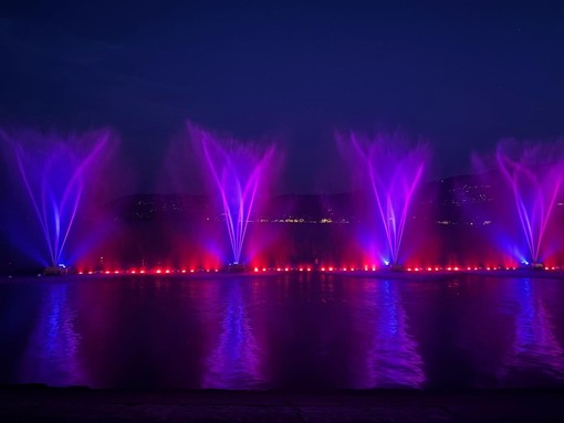 Fontane luminose a Pallanza, 47.400 euro per ammirarle fino a settembre Fontane luminose a Pallanza, 47.400 euro per ammirarle fino a settembre