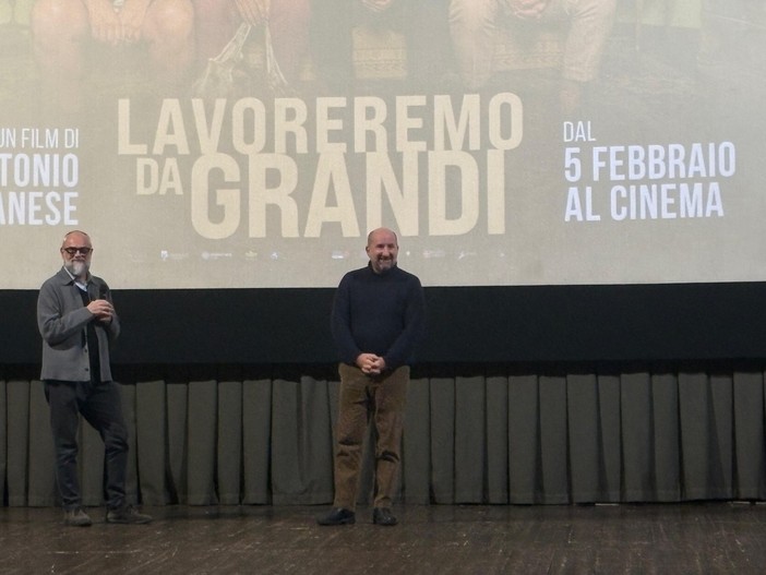 Tutto esaurito a Omegna per l’anteprima nazionale di 'Lavoreremo da Grandi' VIDEO