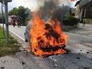 Auto prende fuoco mentre è in marcia: attimi di paura a Bieno