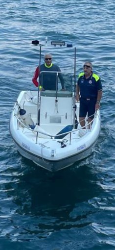 Si allontana troppo dalla riva, giovane soccorso nel lago a Feriolo Si allontana troppo dalla riva, giovane soccorso nel lago a Feriolo
