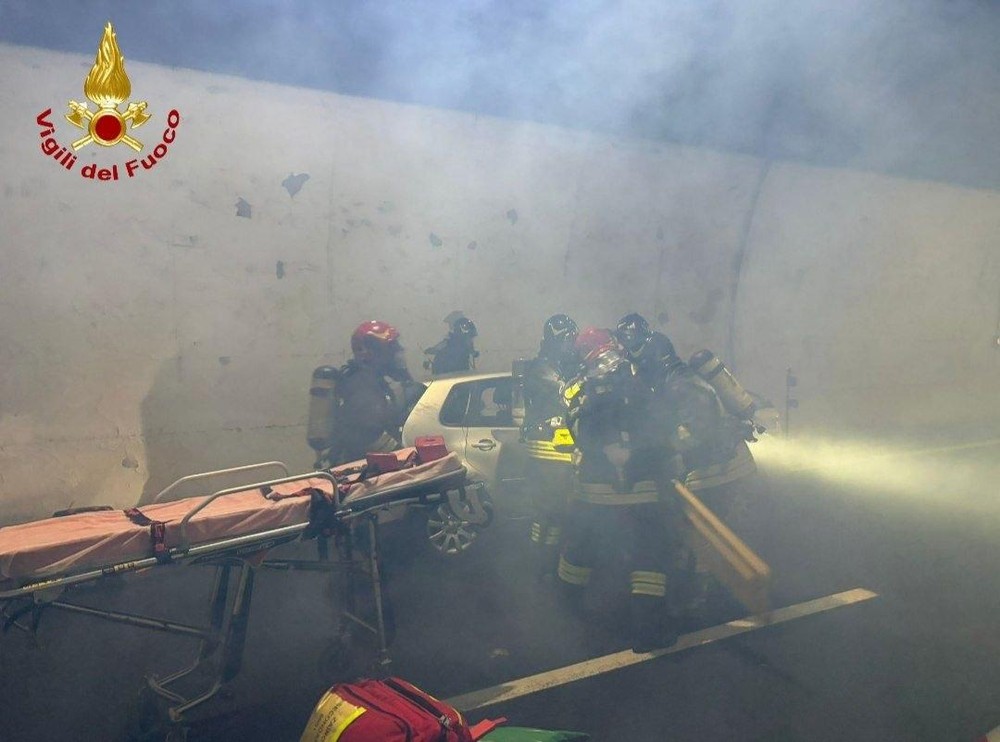 Esercitazione notturna in galleria: simulato incidente con incendio sull’autostrada Esercitazione notturna in galleria: simulato incidente con incendio sull’autostrada