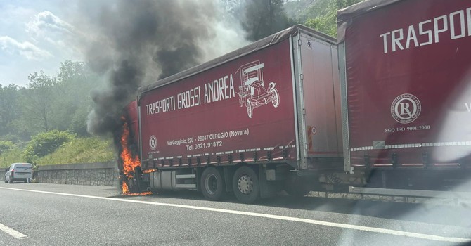 Tir in fiamme sull’autostrada a Baveno, traffico temporaneamente bloccato