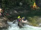 Scivola nel fiume San Bernardino e viene trascinato dalla corrente: salvato un 32enne