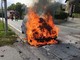 Auto prende fuoco mentre è in marcia: attimi di paura a Bieno