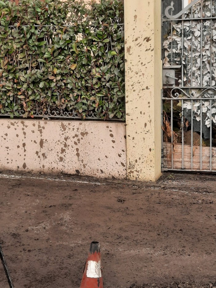 Prime foto in via Mozzalina a Cireggio. Le altre due in via Beldì alla Verta. In quest’ultimo caso sono segnalazioni di punti luce spenti o con luce affievolita.