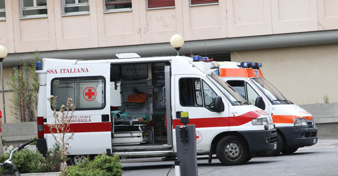 Tragedia sul lavoro a Baveno, 48enne muore schiacciato tra un camion e un muro Tragedia sul lavoro a Baveno, 48enne muore schiacciato tra un camion e un muro