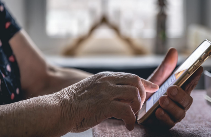 Smartphone senza segreti: corsi gratuiti per over 65 a Verbania e Baveno Smartphone senza segreti: corsi gratuiti per over 65 a Verbania e Baveno