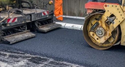 “Un plauso all’amministrazione comunale per le asfaltature notturne”