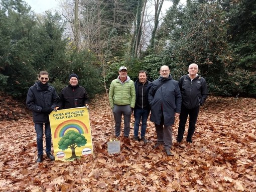 Giornata nazionale degli alberi: messa a dimora la prima pianta donata dal M5S Giornata nazionale degli alberi: messa a dimora la prima pianta donata dal M5S