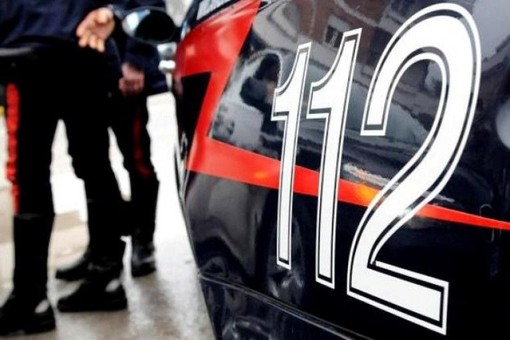 Danneggia un bar e aggredisce agenti di polizia e carabinieri, 30enne domese arrestato