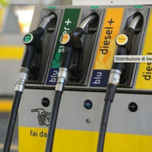 Corsa al pieno dopo il taglio dei prezzi, a Crusinallo il distributore resta senza carburante Corsa al pieno dopo il taglio dei prezzi, a Crusinallo il distributore resta senza carburante