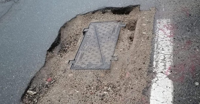 Strade dissestate a Omegna: in via Manzoni una buca pericolosa e non segnalata