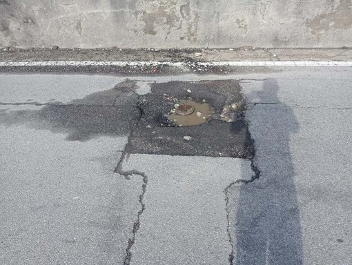 Proteste per le buche in città