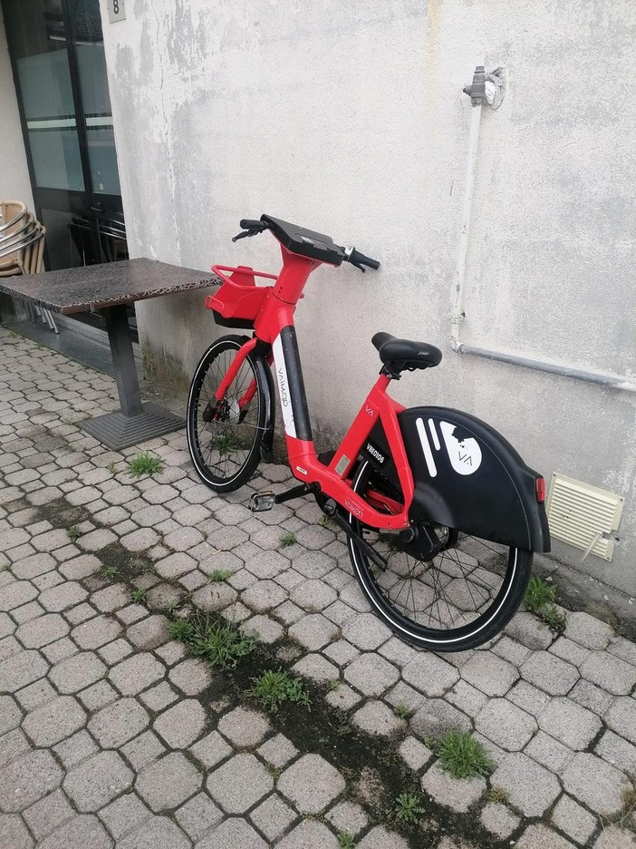 Omegna, successo per il bike sharing con Vaimoo, ma crescono i rischi tra i giovani