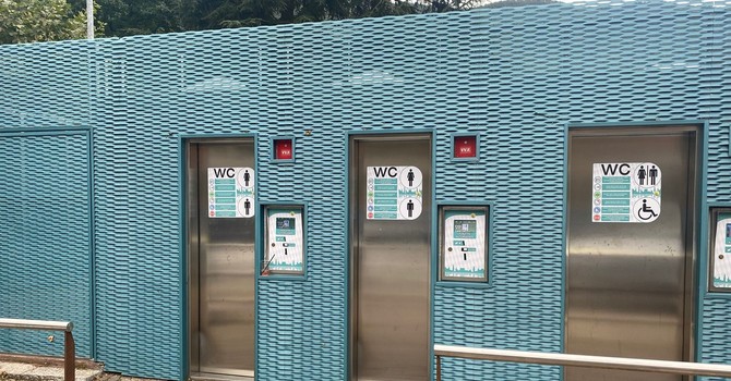 Ancora fuori servizio i bagni pubblici di Omegna