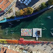 Omegna, record per la bandiera umana della pace più grande al mondo: 2.404 partecipanti